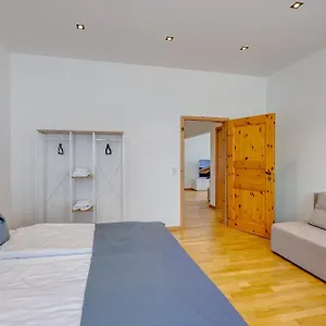 Kaza Guesthouse, Centrally Located 2 & 3 Bedroom In Apartment